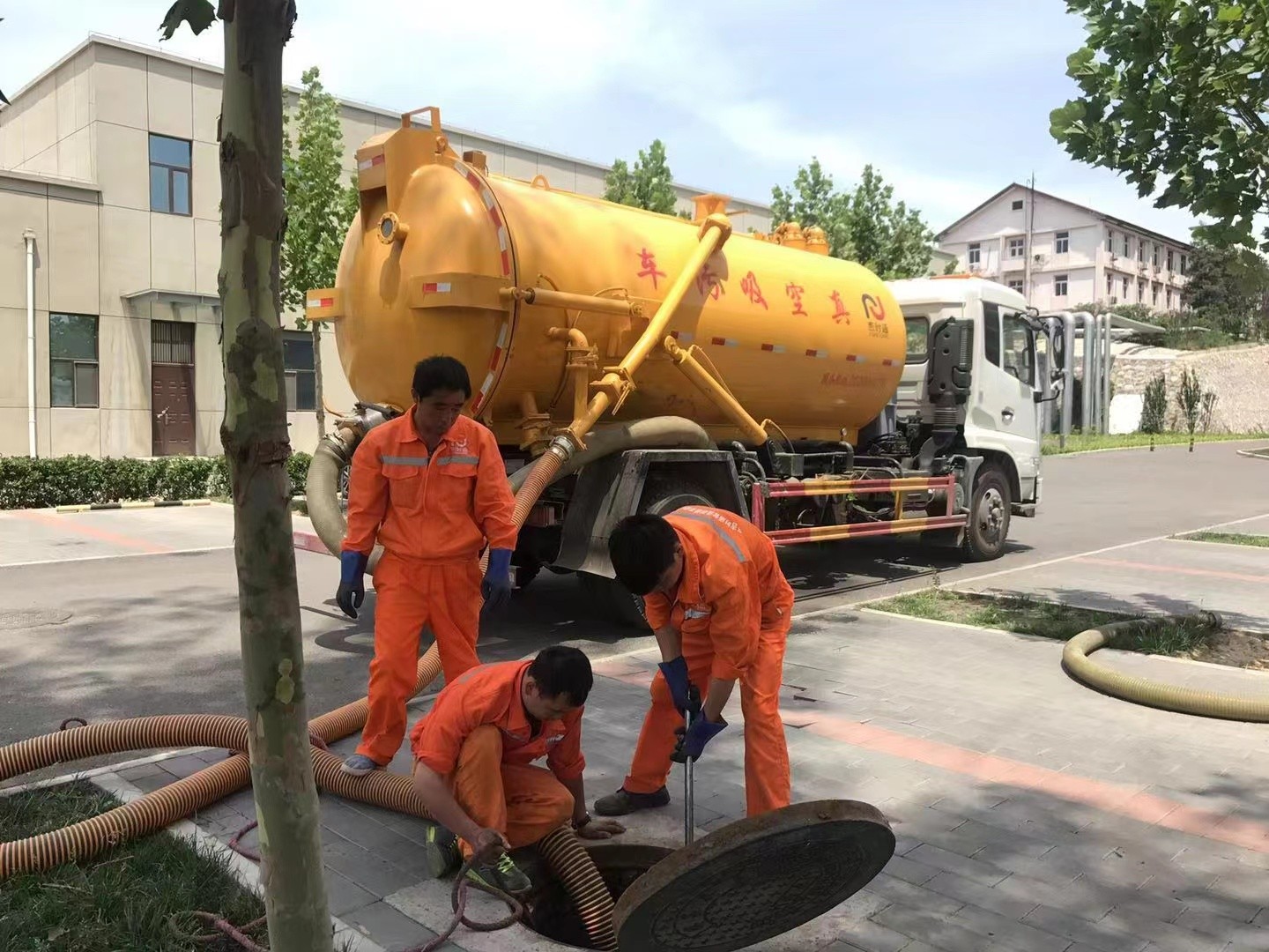 嵩县管道疏通车停在窨井附近