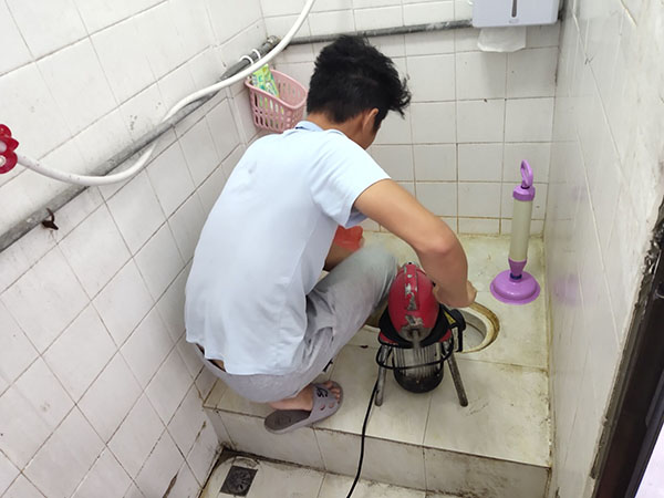 嵩县管道堵塞冒臭气 专业师傅现场解决问题