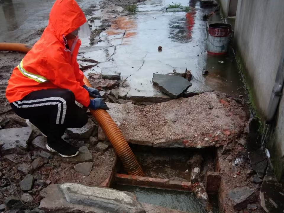 嵩县专业清理污水池 炜誉市政以规范流程守护城市 “肠道”