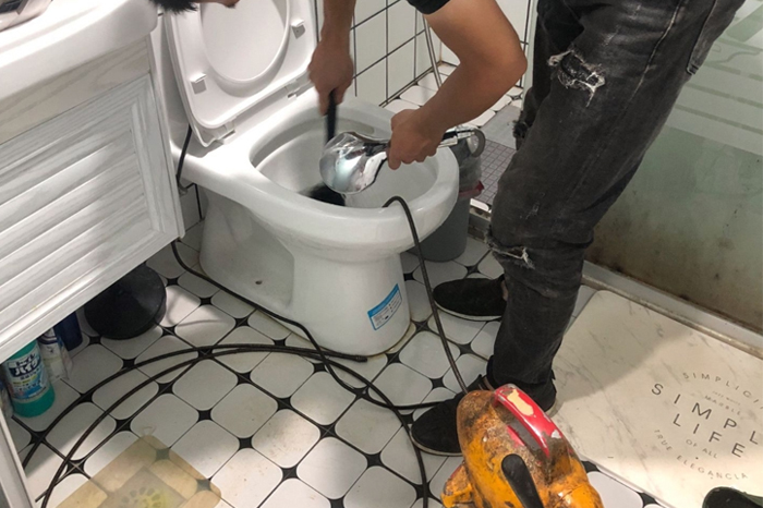 嵩县马桶堵塞自己疏通还是找师傅？专业上门服务让你省时更省心