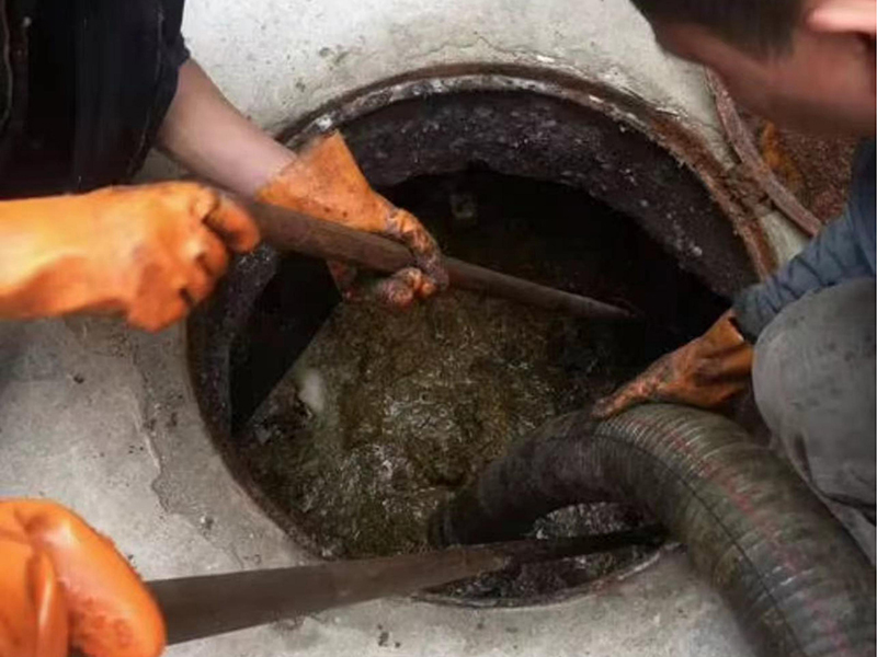 嵩县清理化粪池时如何避免沼气的危害？